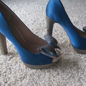 VINCE CAMUTO SATIN BOW PUMPS - 10
